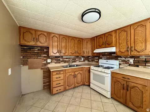 Kitchen - 42 S 450 E, Clearfield, UT 84015 photo 3 of 3
