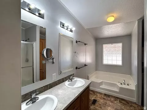 Bath - 65 N Mcelhaney Ln, Moab, UT 84532 photo 3 of 9