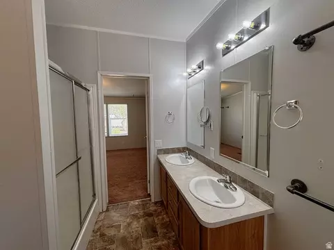 Bath - 65 N Mcelhaney Ln, Moab, UT 84532 photo 2 of 9