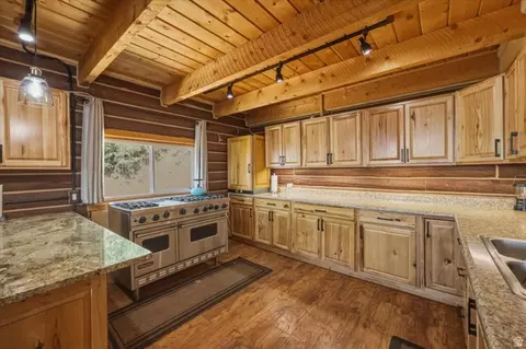 Kitchen - 1093 N Shadow Way E, Fairview, UT 84629 photo 2 of 3
