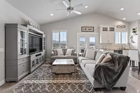 614 W Regent Garden Ln, Bluffdale, UT 84065