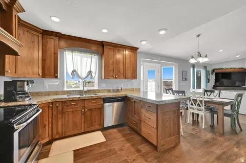 Kitchen - 252 E 1875 S, Roosevelt, UT 84066 photo 2 of 2