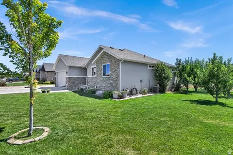 Exterior - 252 E 1875 S, Roosevelt, UT 84066 photo 2 of 6