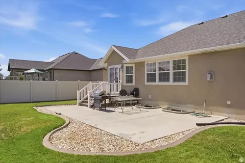 Exterior - 3531 W Cranefield Rd, Clinton, UT 84015 photo 4 of 7