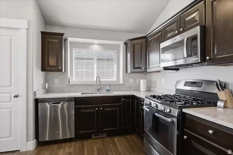 Kitchen - 3531 W Cranefield Rd, Clinton, UT 84015 photo 3 of 3
