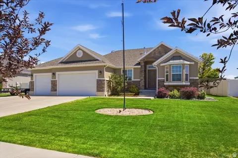 Exterior - 3531 W Cranefield Rd, Clinton, UT 84015 photo 2 of 7