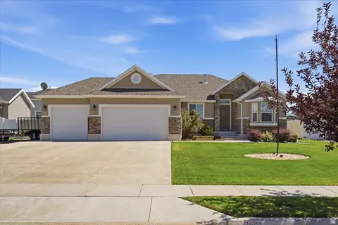 Exterior - 3531 W Cranefield Rd, Clinton, UT 84015 photo 3 of 7