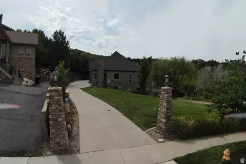 Exterior - 1776 S Temple Ct E, Bountiful, UT 84010 photo 14 of 18