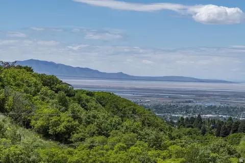 View/Area - 1776 S Temple Ct E, Bountiful, UT 84010 photo 2 of 19