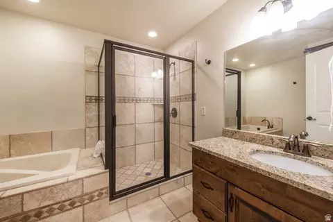 Bath - 1776 S Temple Ct E, Bountiful, UT 84010 photo 3 of 4