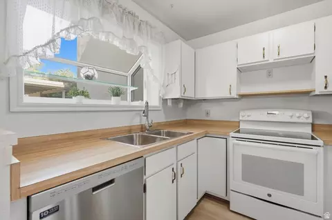 Kitchen - 5647 S Park Pl E, Holladay, UT 84121 photo 2 of 3