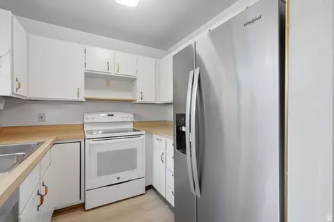 Kitchen - 5647 S Park Pl E, Holladay, UT 84121 photo 3 of 3