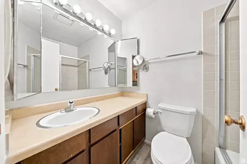 Bath - 5647 S Park Pl E, Holladay, UT 84121 photo 2 of 5