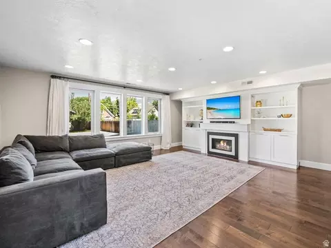 Living - 19 E 1500 S, Bountiful, UT 84010 photo 2 of 3