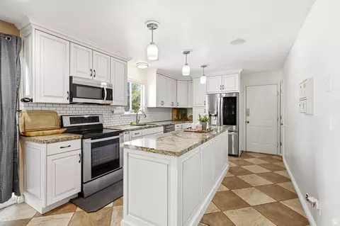Kitchen - 2951 E Ash Pt N, Eagle Mountain, UT 84005 photo 2 of 3