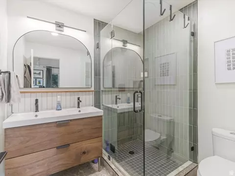 Bath - 1550 E Treeview Dr S, Millcreek, UT 84124 photo 1 of 4