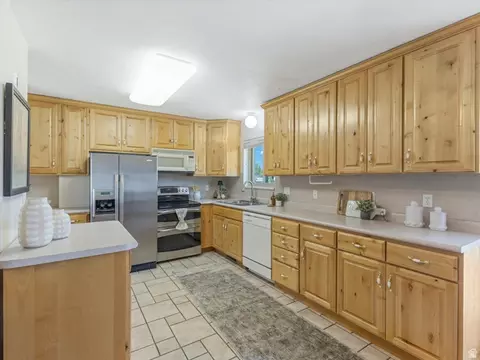 Kitchen - 1489 E Verde Cir S, Sandy, UT 84093 photo 3 of 3