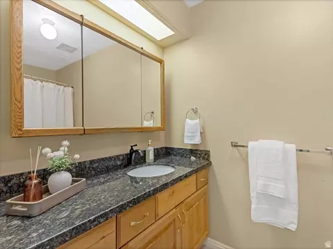 Bath - 1489 E Verde Cir S, Sandy, UT 84093 photo 2 of 3