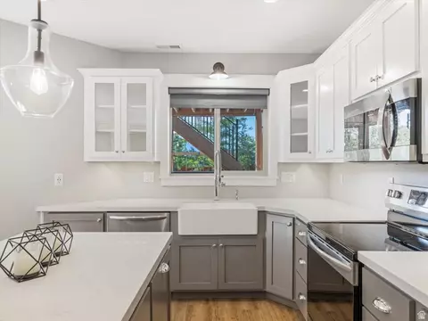 Kitchen - 2138 Eagle Crest Dr, Draper, UT 84020 photo 5 of 6