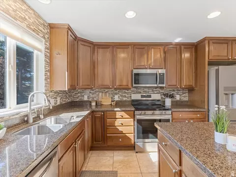 Kitchen - 2138 Eagle Crest Dr, Draper, UT 84020 photo 2 of 6