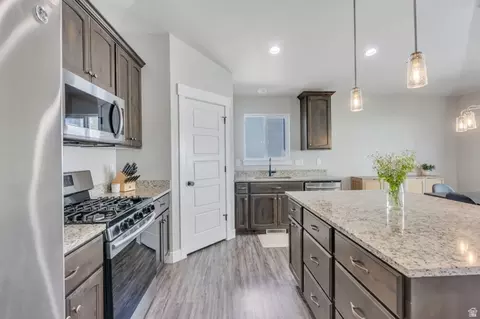 Kitchen - 4098 N Fairfield Dr, Eagle Mountain, UT 84005 photo 2 of 3