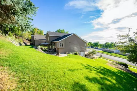 Exterior - 3829 S 400 E, Bountiful, UT 84010 photo 4 of 4