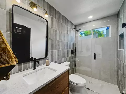 Bath - 3829 S 400 E, Bountiful, UT 84010 photo 3 of 4