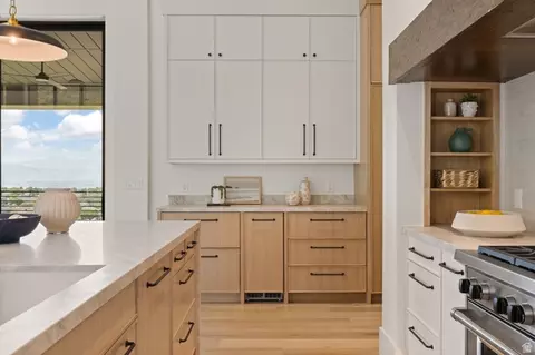 Kitchen - 6 Eastern Peak Cv, Sandy, UT 84092 photo 5 of 10