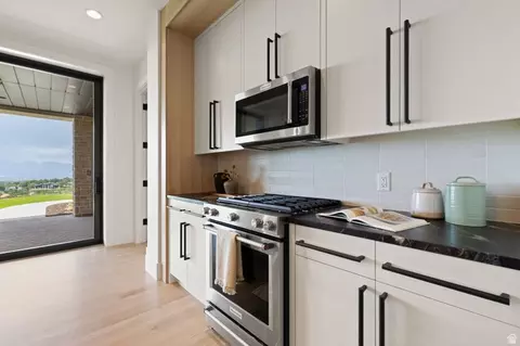 Kitchen - 6 Eastern Peak Cv, Sandy, UT 84092 photo 10 of 10
