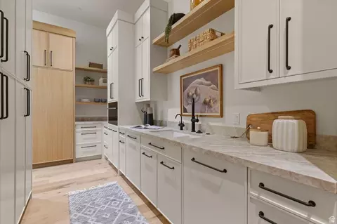 Kitchen - 6 Eastern Peak Cv, Sandy, UT 84092 photo 6 of 10