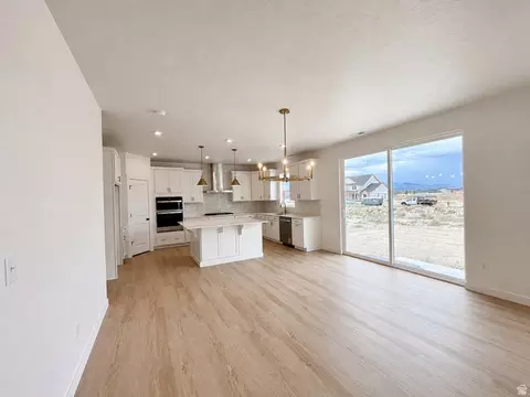 Living - 1089 E Blackfeet Dr #518, Eagle Mountain, UT 84005 photo 3 of 5