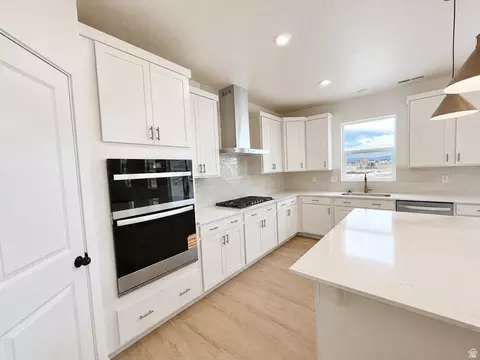 Kitchen - 1089 E Blackfeet Dr #518, Eagle Mountain, UT 84005 photo 1 of 2