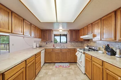 Kitchen - 748 E Antelope Dr N, Layton, UT 84041 photo 1 of 2