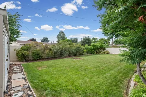 Exterior - 192 E Millerberg Dr S, Sandy, UT 84070 photo 4 of 7
