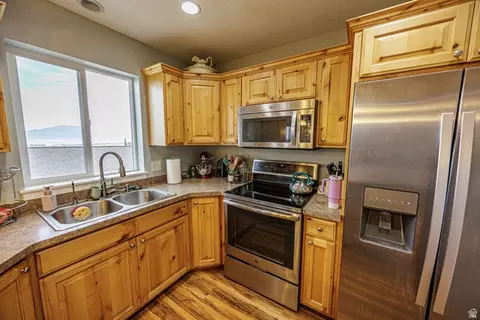 Kitchen - 3892 E South Pass Cv, Eagle Mountain, UT 84005 photo 2 of 5
