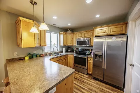 Kitchen - 3892 E South Pass Cv, Eagle Mountain, UT 84005 photo 3 of 5