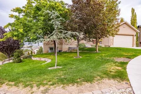 Exterior - 3892 E South Pass Cv, Eagle Mountain, UT 84005 photo 7 of 8