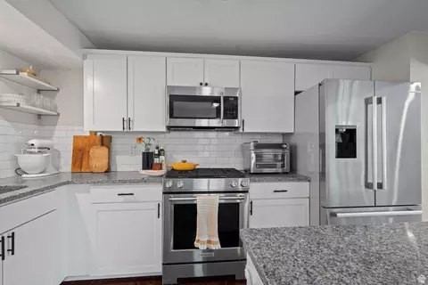 Kitchen - 5138 S Caribbean Way, Murray, UT 84107 photo 4 of 5