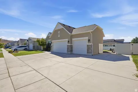 Exterior - 1422 E Lowe Peak Dr, Eagle Mountain, UT 84005 photo 2 of 5
