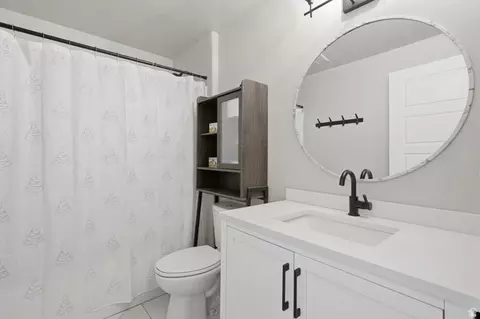 Bath - 1422 E Lowe Peak Dr, Eagle Mountain, UT 84005 photo 1 of 3