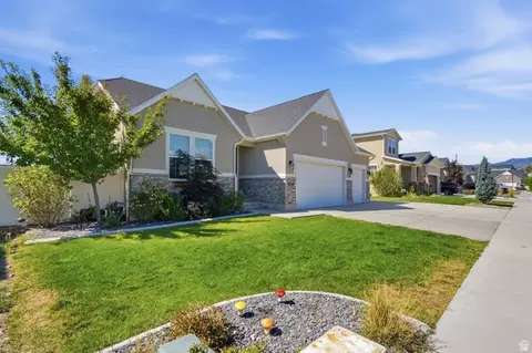 Exterior - 1422 E Lowe Peak Dr, Eagle Mountain, UT 84005 photo 3 of 5