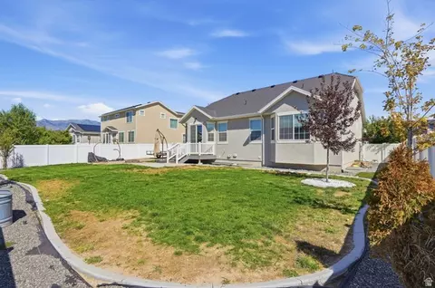Exterior - 1422 E Lowe Peak Dr, Eagle Mountain, UT 84005 photo 4 of 5