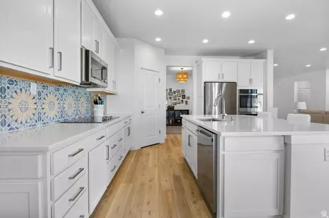 Kitchen - 5420 N Cliffrose Dr, Eagle Mountain, UT 84005 photo 2 of 3