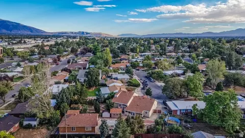 View/Area - 556 W Greenleaf Dr, Murray, UT 84123 photo 6 of 9