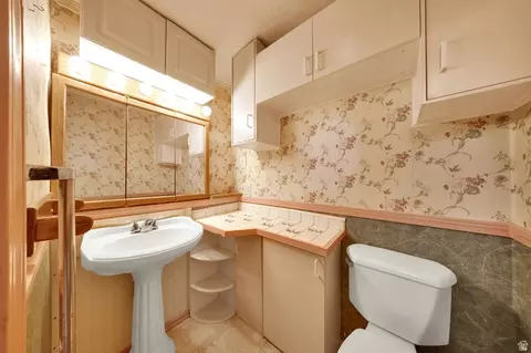 Bath - 556 W Greenleaf Dr, Murray, UT 84123 photo 1 of 2