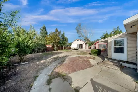 Exterior - 556 W Greenleaf Dr, Murray, UT 84123 photo 2 of 9
