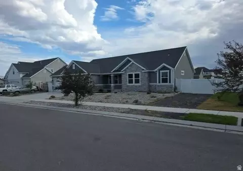 Exterior - 480 E Delano Peak Rd, Eagle Mountain, UT 84005 photo 2 of 4
