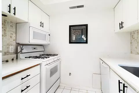 Kitchen - 875 E Arrowhead Ln #42, Murray, UT 84107 photo 4 of 5