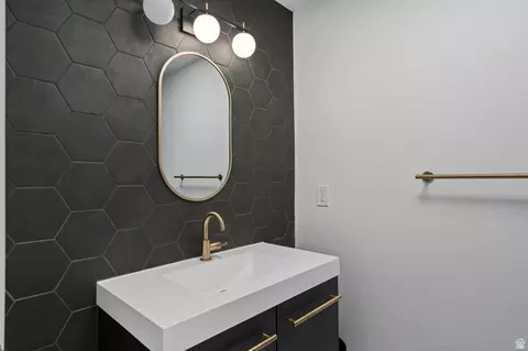 Bath - 1740 N 500 E, Provo, UT 84604 photo 1 of 10