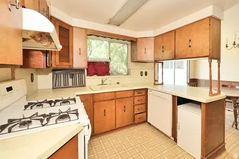 Kitchen - 549 W Echo Dr, Murray, UT 84123 photo 4 of 7